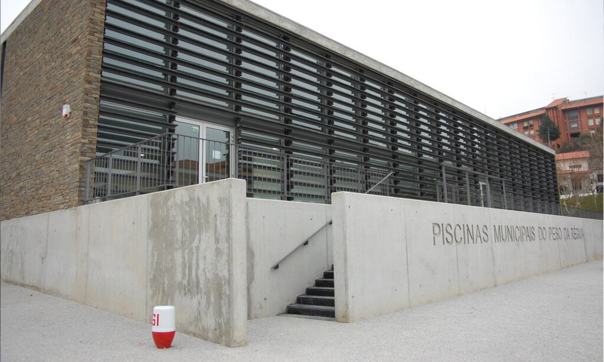 Aplicação de tetos em Aquapainel Knauf nas Piscinas Municipais de Peso da Régua